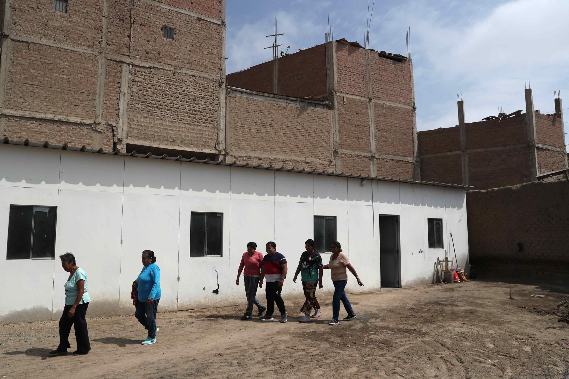 Personas pasan frente a un comedor social este sábado en Chiclayo (Perú). EFE/ Paolo Aguilar