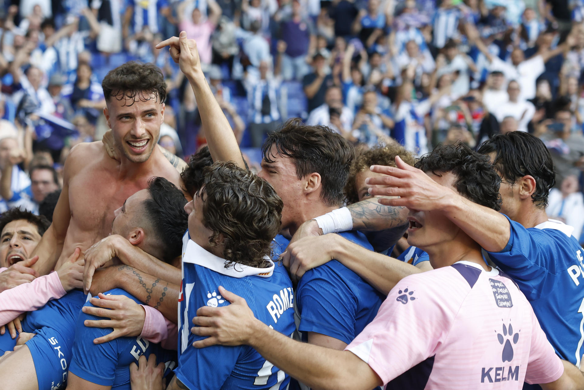 Los jugadores del Espanyol celebran la victoria ante Las Palmas, tras el partido de LaLiga de fútbol que RCD Espanyol y UD Las Palmas disputaron en el RCDE Stadium, en Barcelona. EFE/Andreu Dalmau