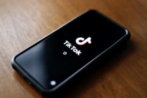 Foto de archivo que muestra la aplicación TikTok en un teléfono celular. EFE/EPA/RITCHIE B. TONGO