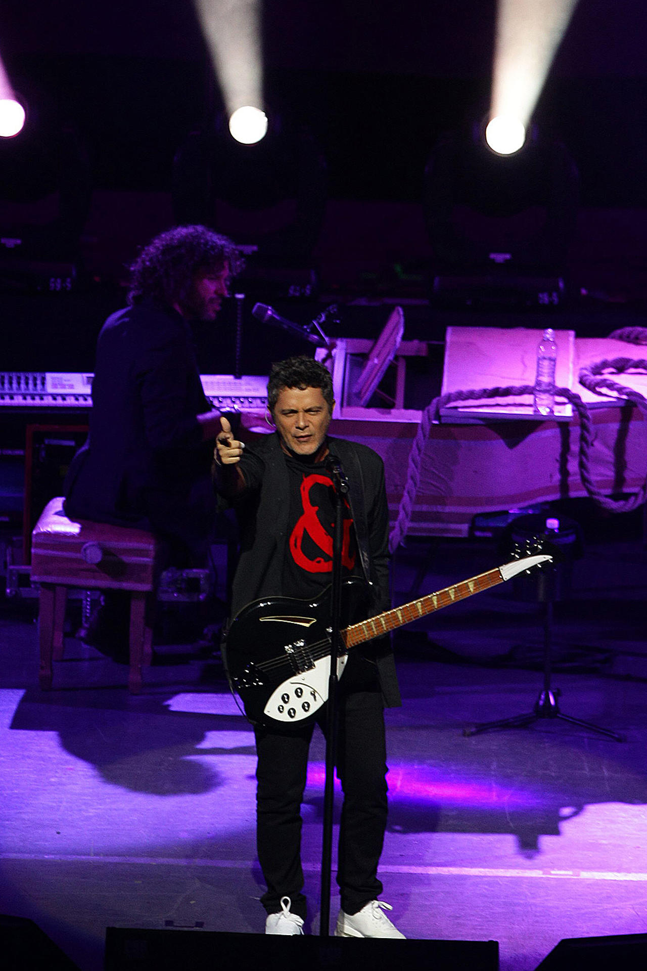 Fotografía de archivo del 1 de octubre de 2013 del cantante y compositor español Alejandro Sanz durante un concierto en el Auditorio Nacional de Ciudad de México. Sanz iniciará su gira mundial ´¿Y ahora qué?´ el 4 de septiembre en Puebla y que cuenta ya con 14 citas en el país azteca. EFE/ Mario Guzmán