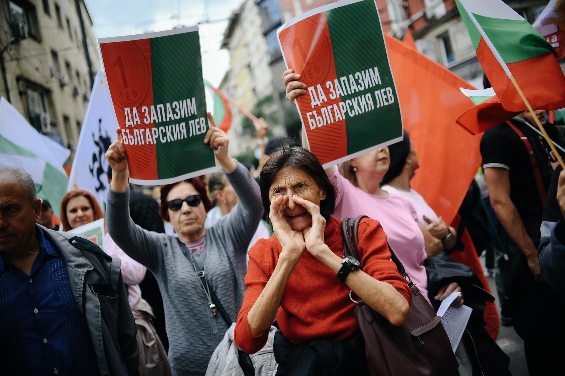 Miles de personas salieron este sábado a las calles de Sofía y de más de un centenar de ciudades de Bulgaria para manifestarse contra la prevista adopción del euro el 1 de enero de 2026, en una protesta organizada por el partido ultranacionalista 'Resurrección', la tercera fuerza política del país. EFE/EPA/BORISLAV TROSHEV