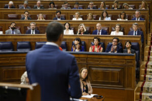 El presidente del Gobierno, Pedro Sánchez, aplaudido durante su intervención en la sesión de control al Ejecutivo que este miércoles celebra el Congreso. EFE/ Mariscal