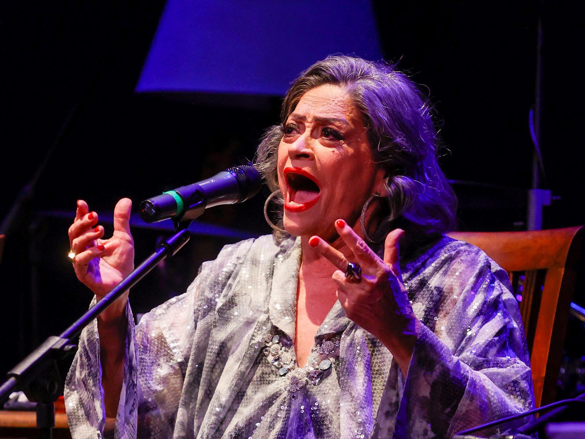 La cantante venezolana Soledad Bravo durante una actuación en el Teatro Alcázar de Madrid. EFE / Juanjo Martín.