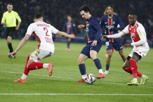 Vitinh, del PSG, y Vanderson, del Monaco,durante un partido de liga el pasado 7 de febrero. EFE/EPA/MOHAMMED BADRA