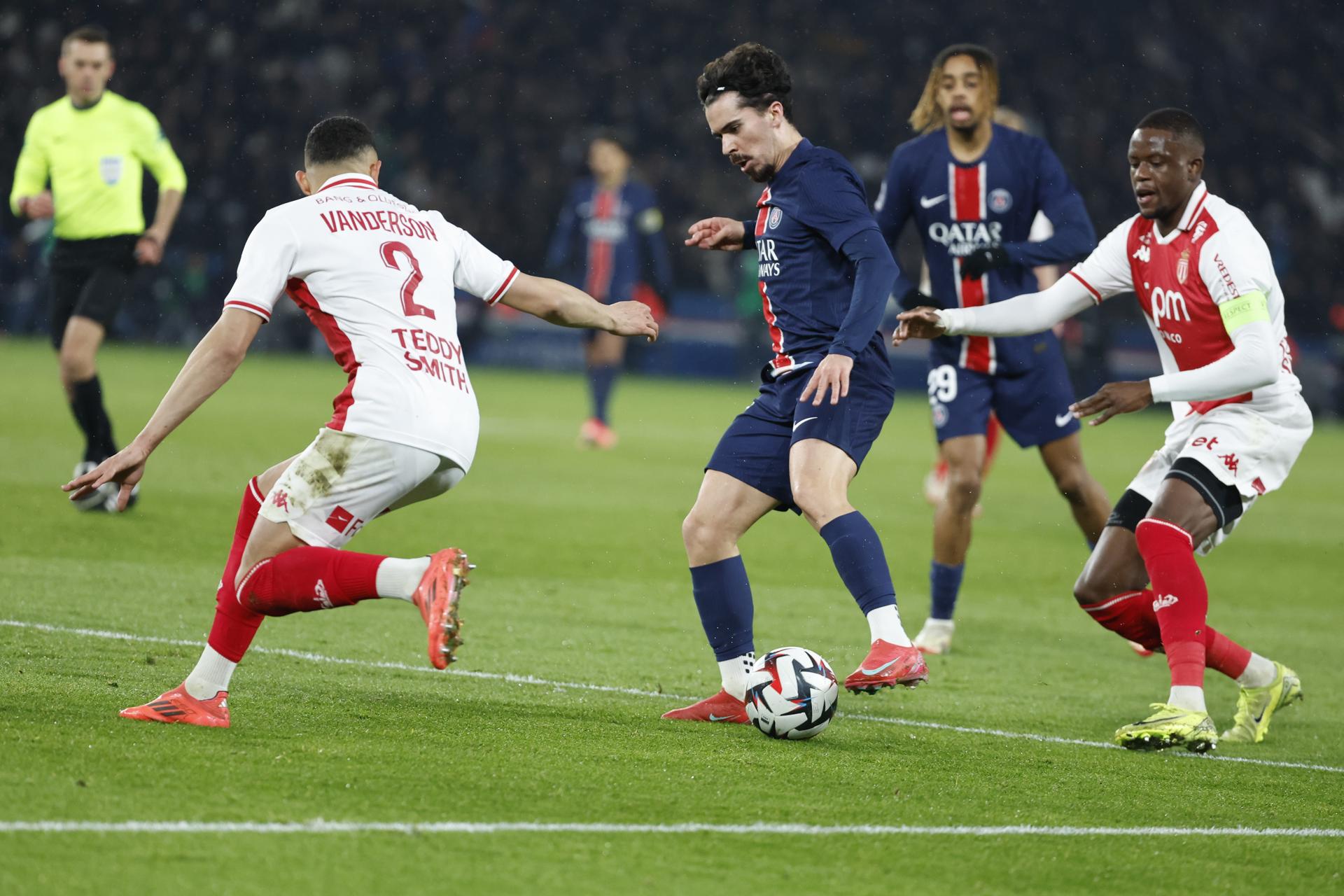 Vitinh, del PSG, y Vanderson, del Monaco,durante un partido de liga el pasado 7 de febrero. EFE/EPA/MOHAMMED BADRA