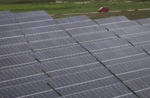 Un coche pasa junto a los paneles solares de la planta de energía solar Panda en Datong (China), en una fotografía de archivo. EFE/Roman Pilipey
