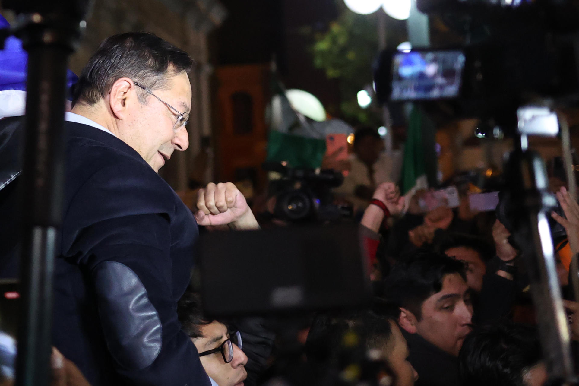 El presidente de Bolivia, Luis Arce, al saludar este martes, 13 de mayo, a simpatizantes durante un evento público, en La Paz (Bolivia). EFE/Luis Gandarillas