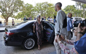 La princesa de Hannover, Carolina de Mónaco (c), fue captada este viernes, 16 de mayo, a su llegada al Teatro Nacional de Cuba, en La Habana. EFE/Ernesto Mastrascusa