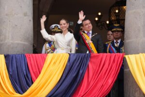 El presidente de Ecuador, Daniel Noboa (d), saluda junto a su esposa, Lavinia Valbonesi (i), desde un balcón del Palacio de Carondelet tras ser investido como presidente de Ecuador este sábado, en Quito (Ecuador). EFE/ Vicente Costales