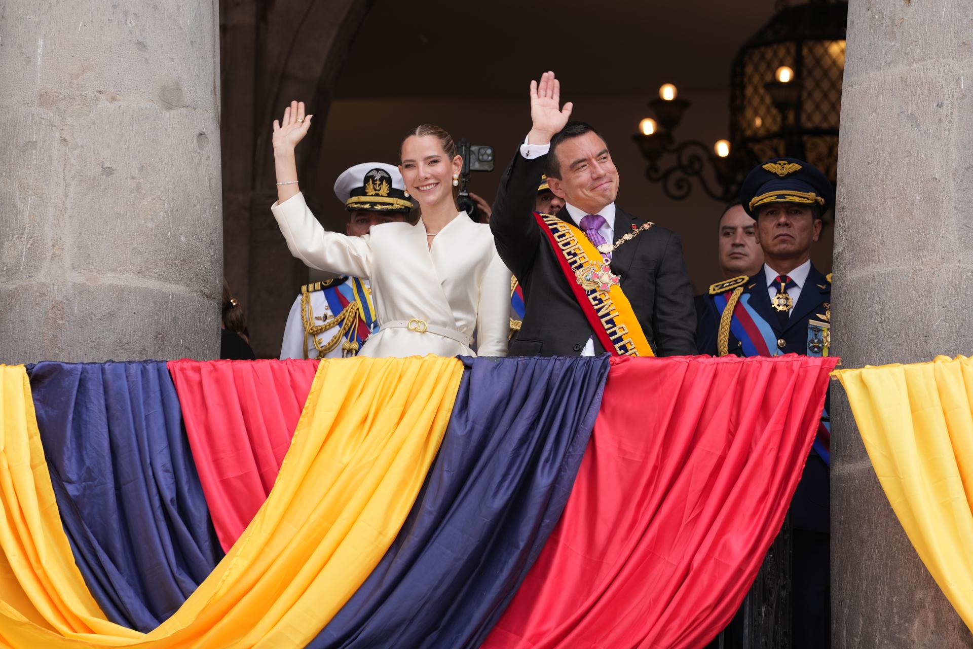 El presidente de Ecuador, Daniel Noboa (d), saluda junto a su esposa, Lavinia Valbonesi (i), desde un balcón del Palacio de Carondelet tras ser investido como presidente de Ecuador este sábado, en Quito (Ecuador). EFE/ Vicente Costales