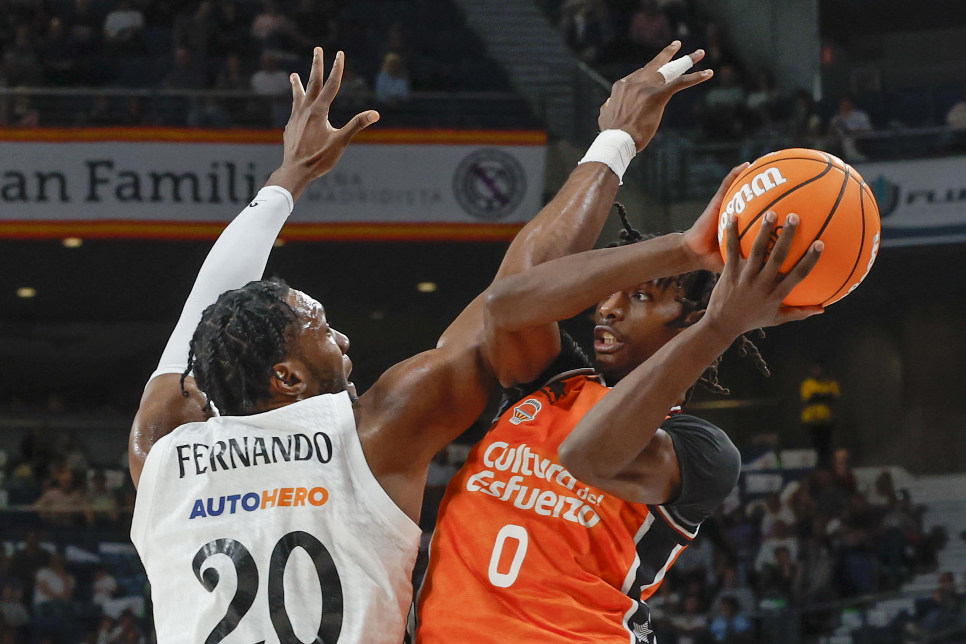 El base senegalés del Valencia Brancou Badio (d) en acción ante el alero angolés del Real Madrid Bruno Fernando durante un encuentro correspondiente a la jornada 30 de Liga Endesa disputado este domingo entre el Real Madrid y el Valencia Basket en el Movistar Arena de Madrid. EFE/ Juan Carlos Hidalgo