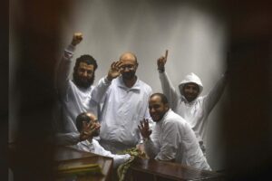 Foto archivo. Seguidores de los Hermanos Musulmanes celebran que su juicio haya sido aplazado de manera indefinida por un tribunal egipcio. EFE/Fouad Alganousi