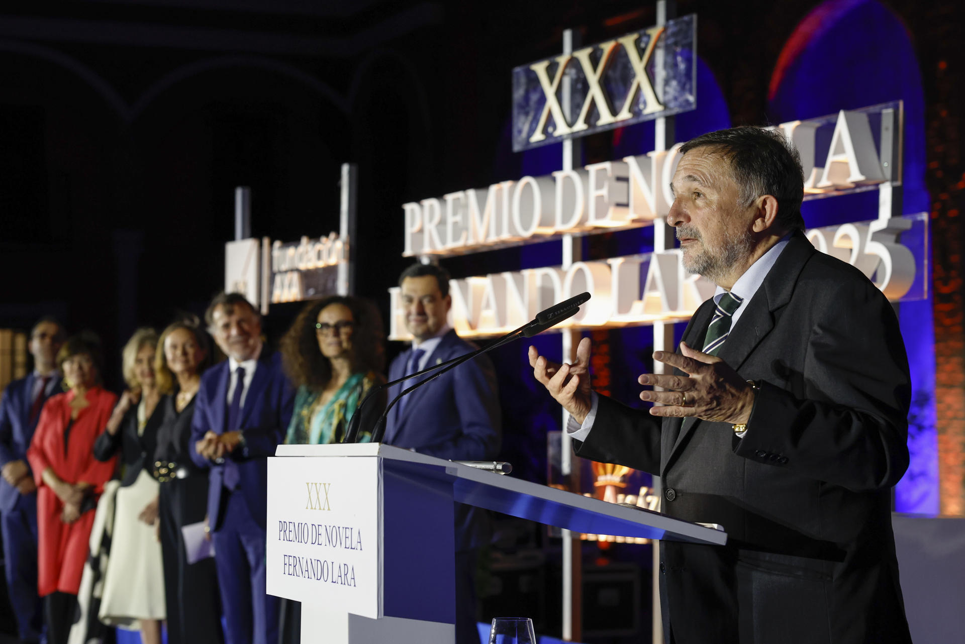 El escritor y periodista español Sergio Vila-Sanjuán ha ganado esta noche el Premio de Novela Fernando Lara, dotado 120.000 euros, con la obra "Misterio en el barrio gótico". Vila-Sanjuán, que ganó el premio Nadal en 2013, ha recibido el premio en Sevilla durante el transcurso de una cena de gala en los Reales Alcázares. EFE/Julio Muñoz