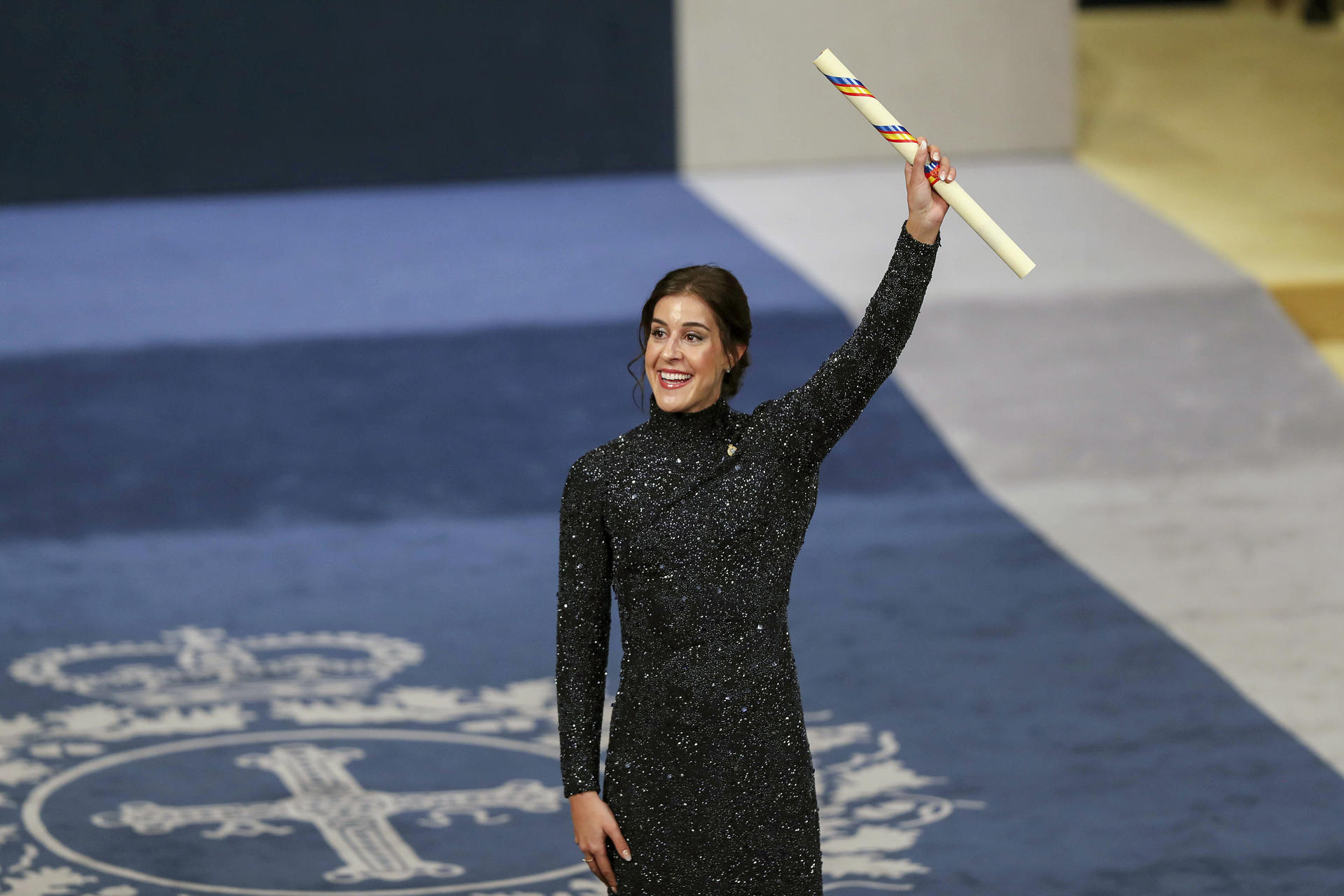 La jugadora de bádminton Carolina Marín muestra al público el Premio Princesa de Asturias de los Deportes de 2024, en imagen de archivo. EFE/ JL Cereijido