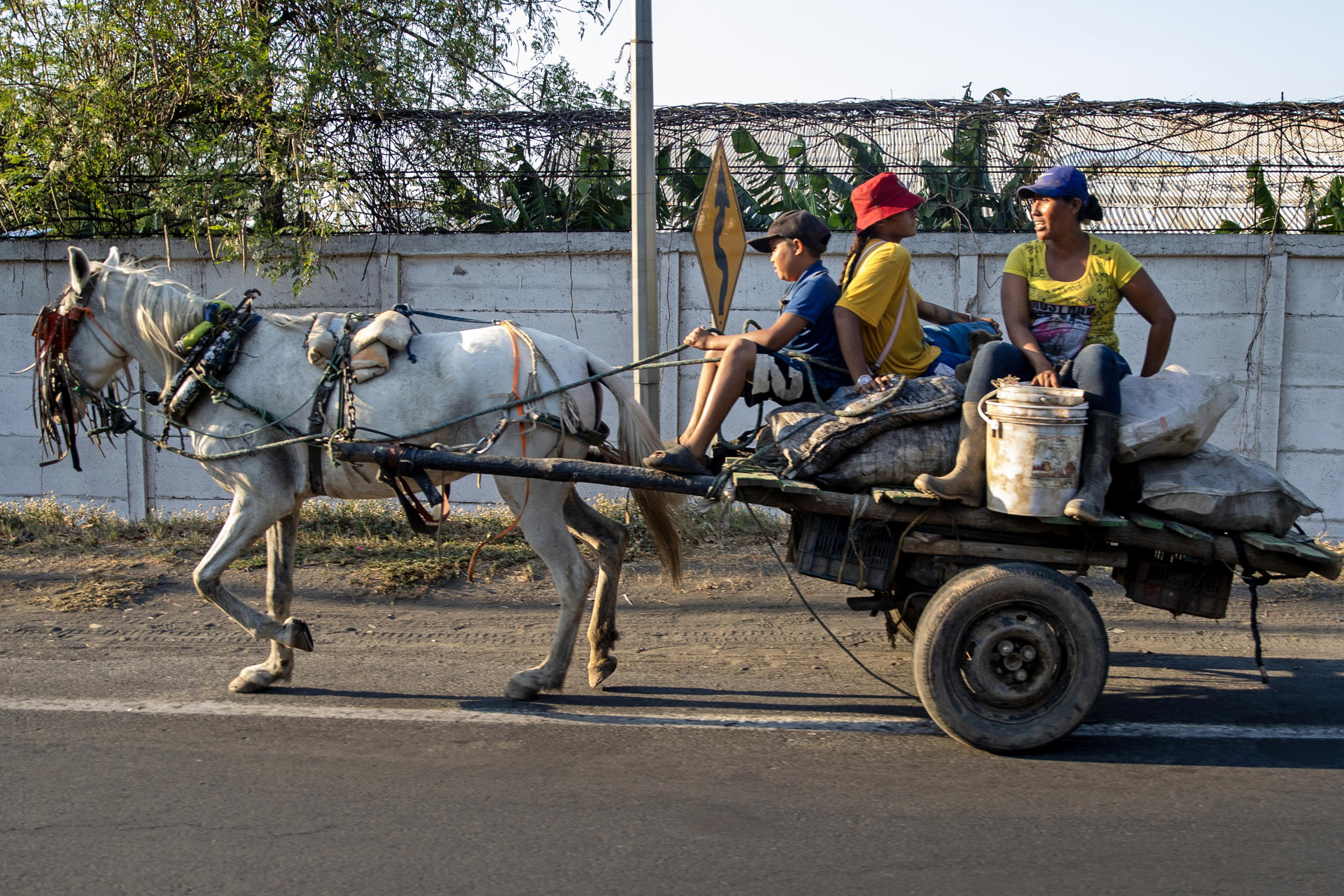Personas se transportan en una carreta halada por un caballo este miércoles, en Managua (Nicaragua). EFE/ STR
