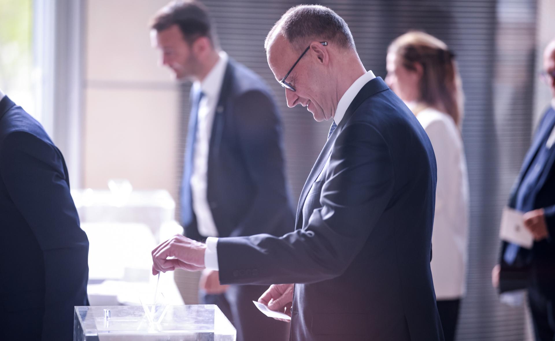 El canciller alemán designado Friedrich Merz emite su voto en la segunda ronda de votación en el Bundestag en Berlín, Alemania, el 06 de mayo de 2025. Se espera que el nuevo gobierno alemán se forme entre los partidos de la Unión de la Unión Demócrata Cristiana (CDU) y la Unión Social Cristiana (CSU) y el socio de coalición Partido Socialdemócrata (SPD). (Alemania) EFE/EPA/CLEMENS BILAN