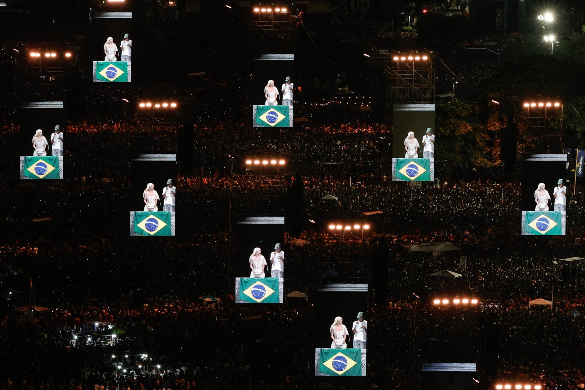 La cantante y compositora estadounidense Lady Gaga se presenta en un macroconcierto gratuito en la playa de Copacabana este sábado, en Río de Janeiro (Brasil). EFE/ Andre Coelho