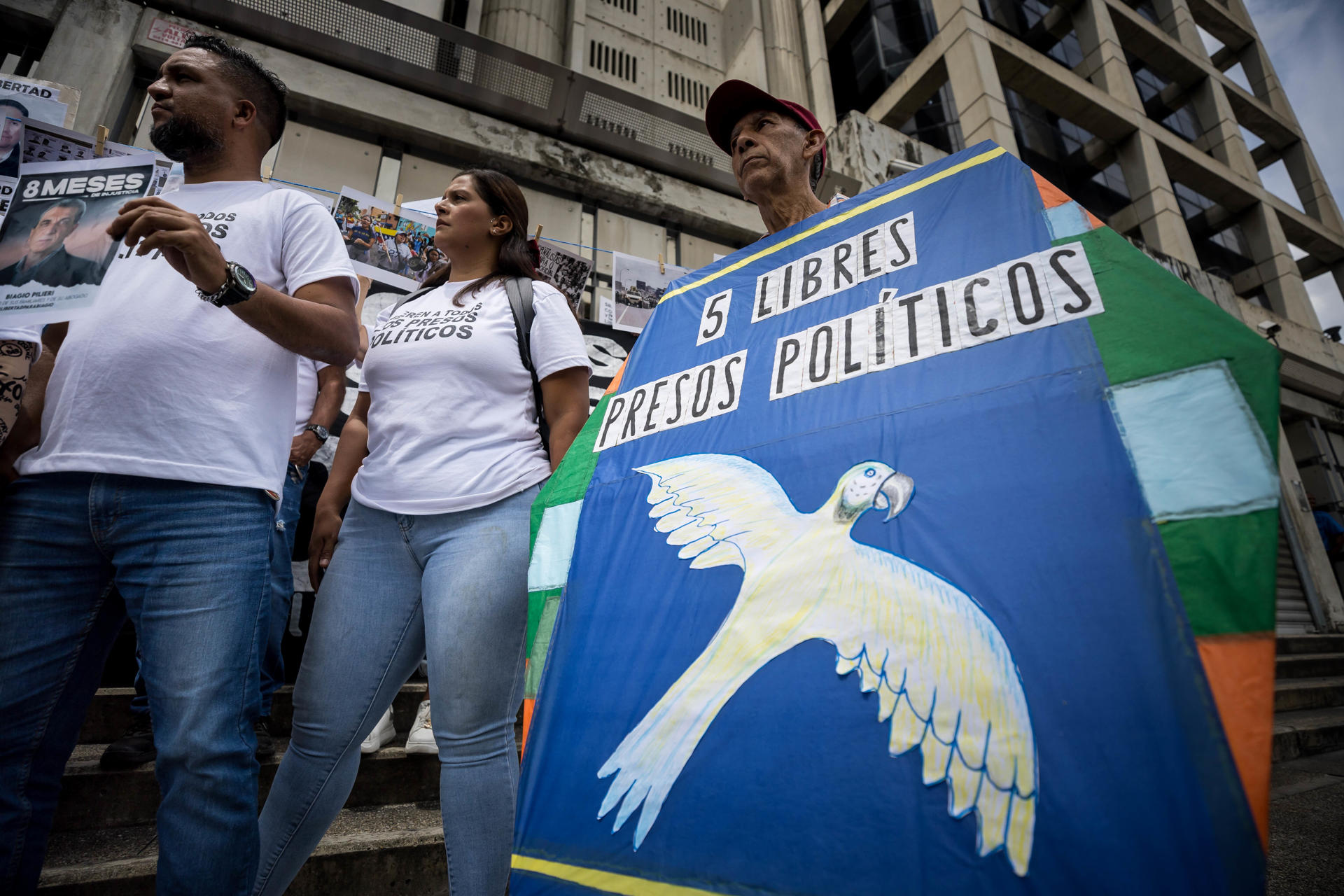 Personas participan en una manifestación este 7 de mayo de 2025, frente a la embajada de Brasil, en Caracas (Venezuela). EFE/ Miguel Gutiérrez