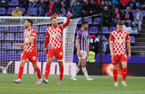 El delantero del Girona Cristhian Stuani (2i) celebra su gol durante el partido de la jornada 36 de LaLiga entre el Real Valladolid y el Girona FC, este martes en el estadio José Zorrilla. EFE/R. GARCIA.