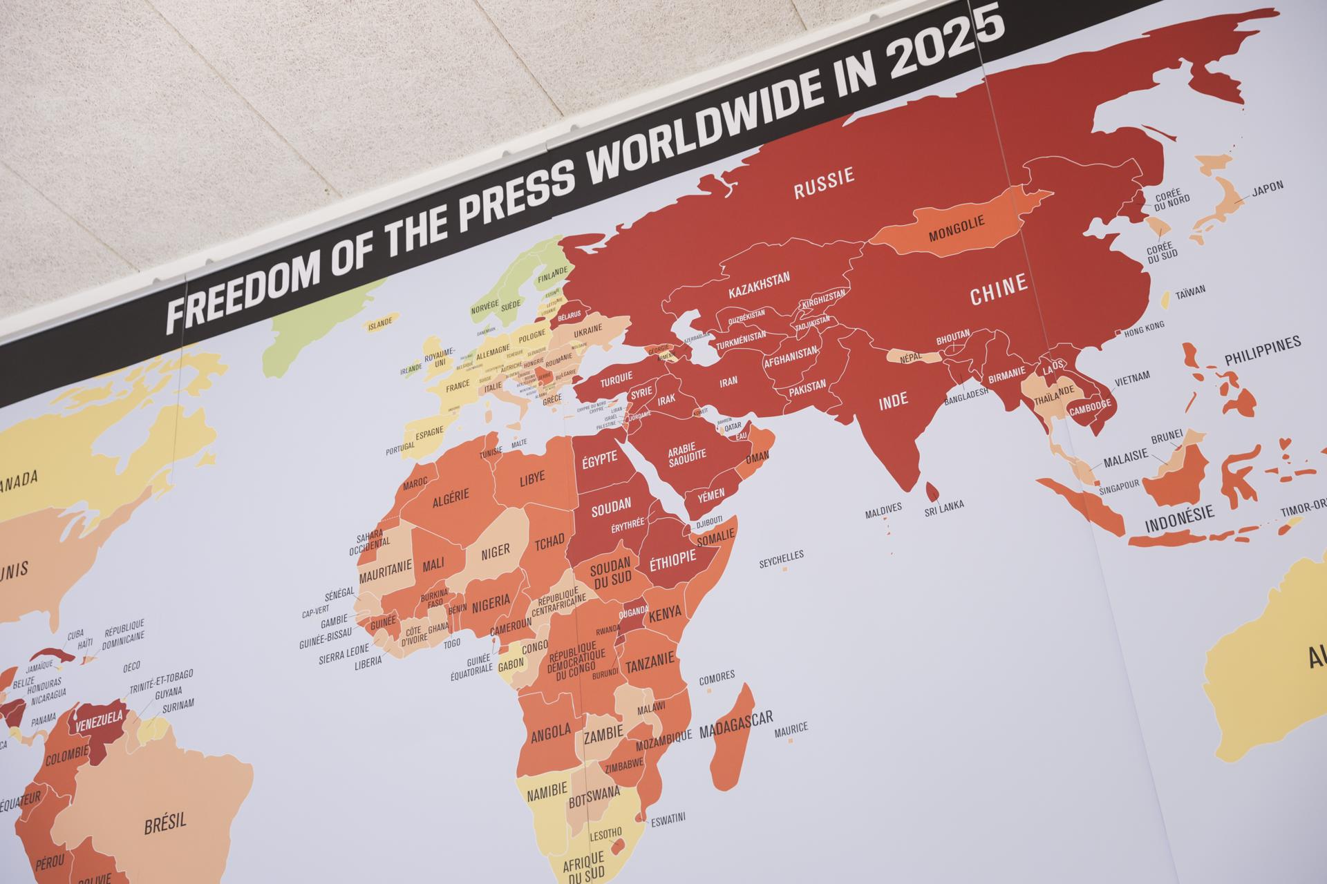 Un mapa mundial que muestra el estado de la libertad de prensa en 2025 se muestra en la sede de la ONG Reporteros Sin Fronteras durante la presentación de su Índice Mundial de Libertad de Prensa 2025 en París, Francia, el 29 de abril de 2025 (emitido el 02 de mayo de 2025). (Francia) 
EFE/EPA/TERESA SUAREZ