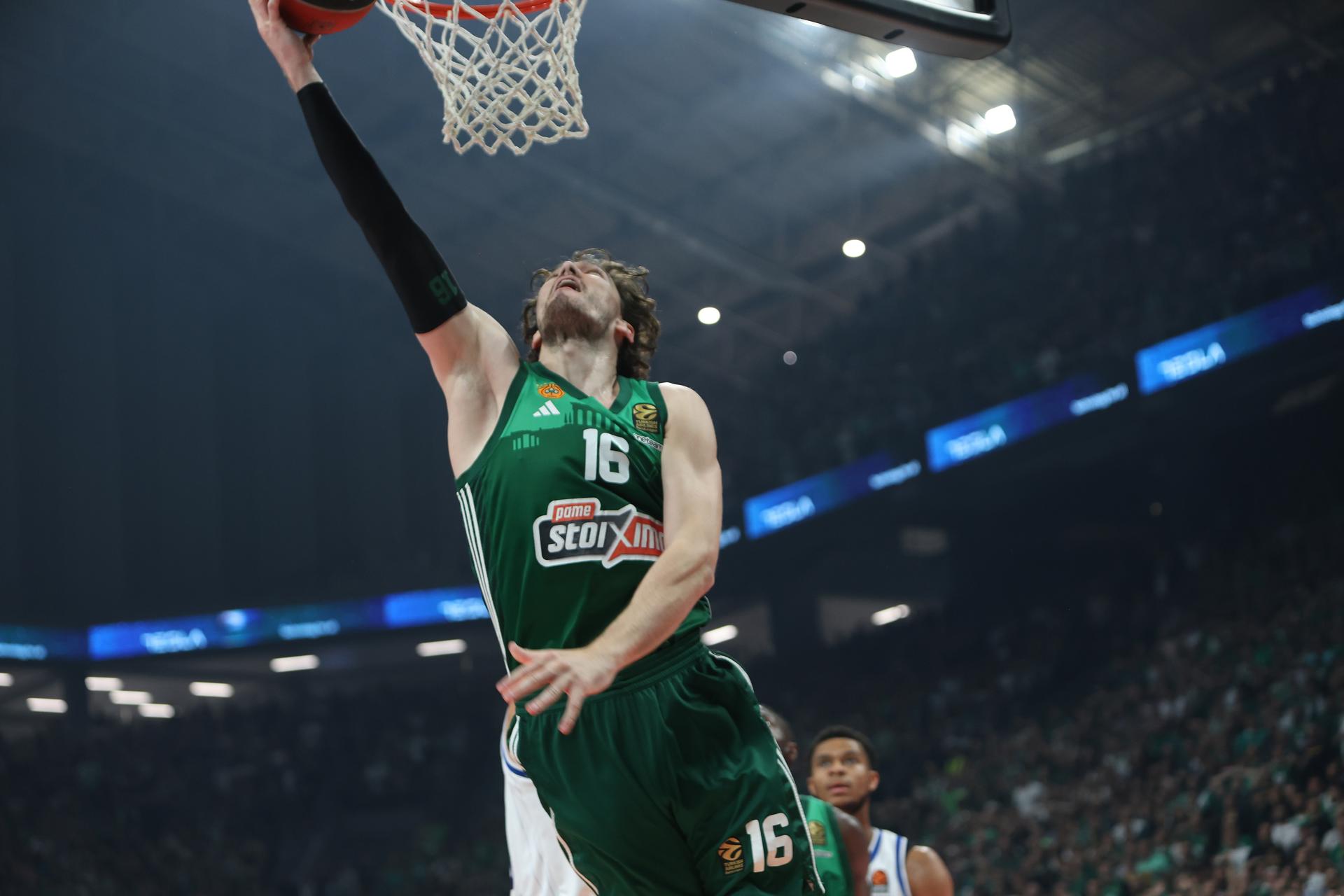 El jugador del Panathinaikos Cedi Osman durante el quinto partido de la serie que han jugado iPanathinaikos y Anadolu Efes, en Marousi,Grecia, Atenas. EFE/EPA/PETE ANDREOU