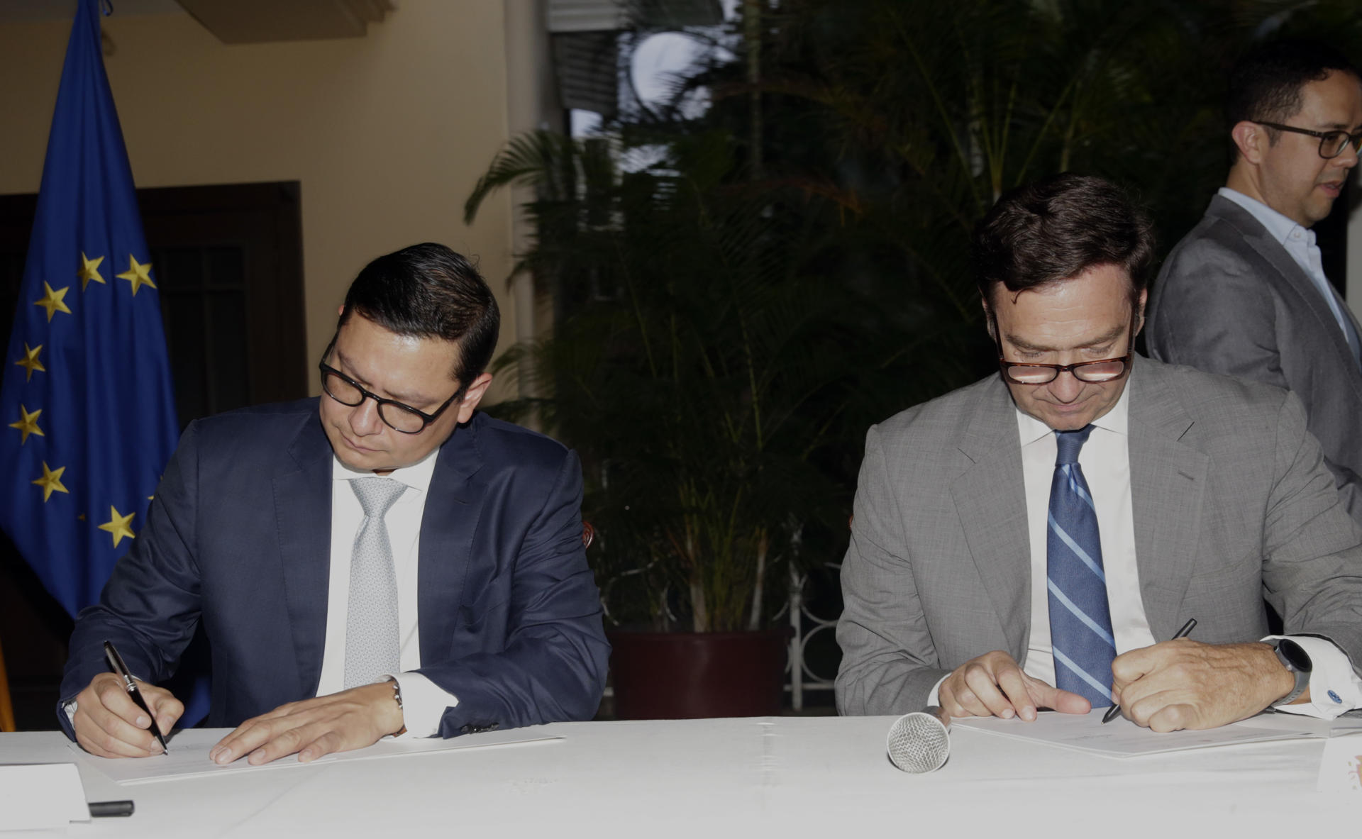 El embajador de España en Tegucigalpa, Diego Nuño García (i), y el director comercial de Iberojet, Mario Domínguez, firman la renovación de un acuerdo este viernes, en Tegucigalpa (Honduras). EFE/ Gustavo Amador