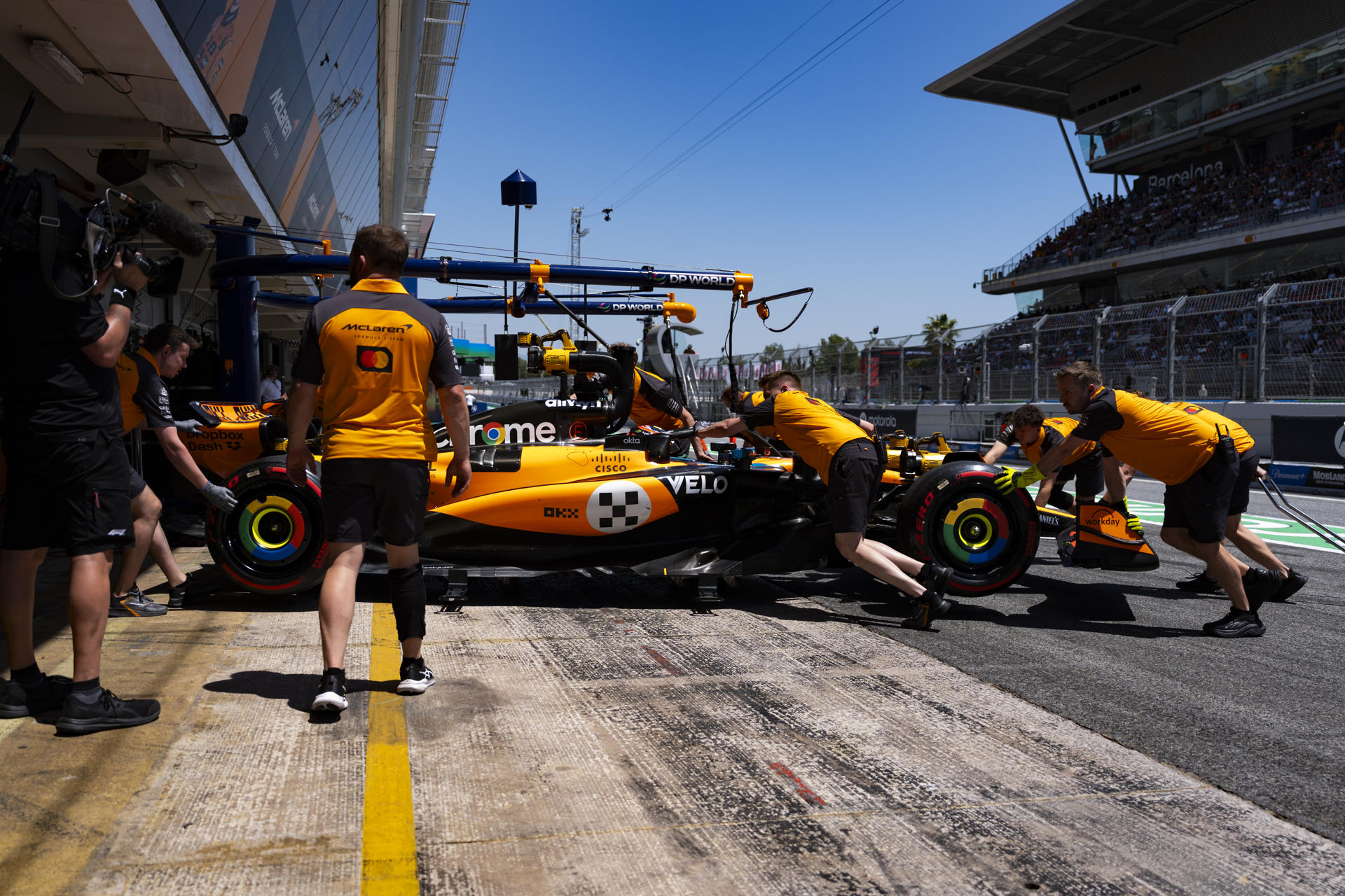 El piloto australiano Oscar Piastri, de la escudería McLaren, regresa al garaje mientras participa en la tercera sesión de entrenamientos libres para el Gran Premio de España de Fórmula 1 este sábado en el circuito de Barcelona-Cataluña, en Montmeló (Barcelona). EFE/Siu Wu