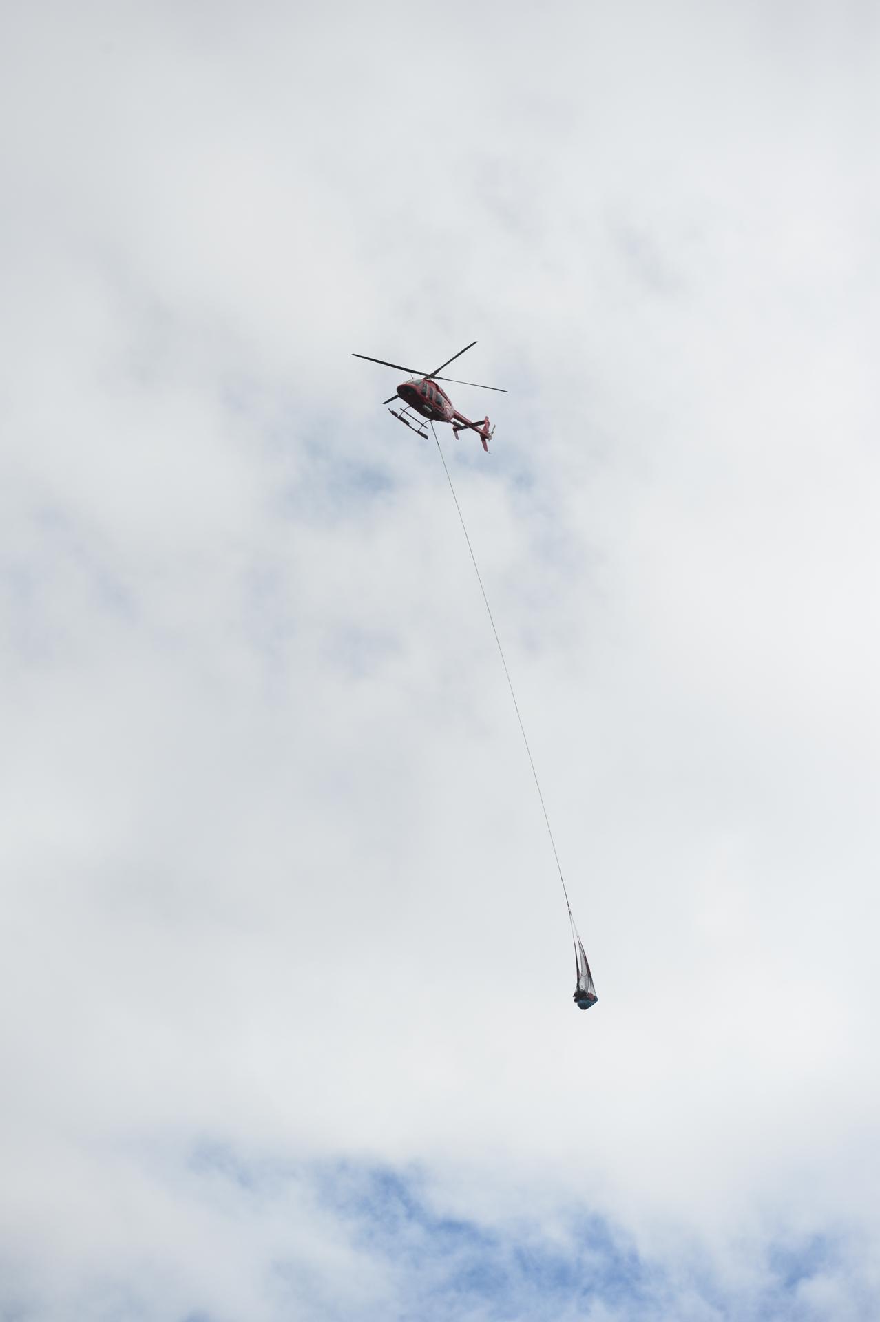 Fotografía de archivo, tomada el 06/02/2025, que muestra un helicóptero entregando suplementos durante unas inundaciones en Australia. EFE/EPA/SCOTT RADFORD-CHISHOLM AUSTRALIA AND NEW ZEALAND OUT