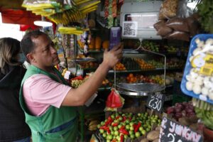 Fotografía de archivo en donde se ve un puesto de frutas y verduras en Lima (Perú). EFE/ Paolo Aguilar