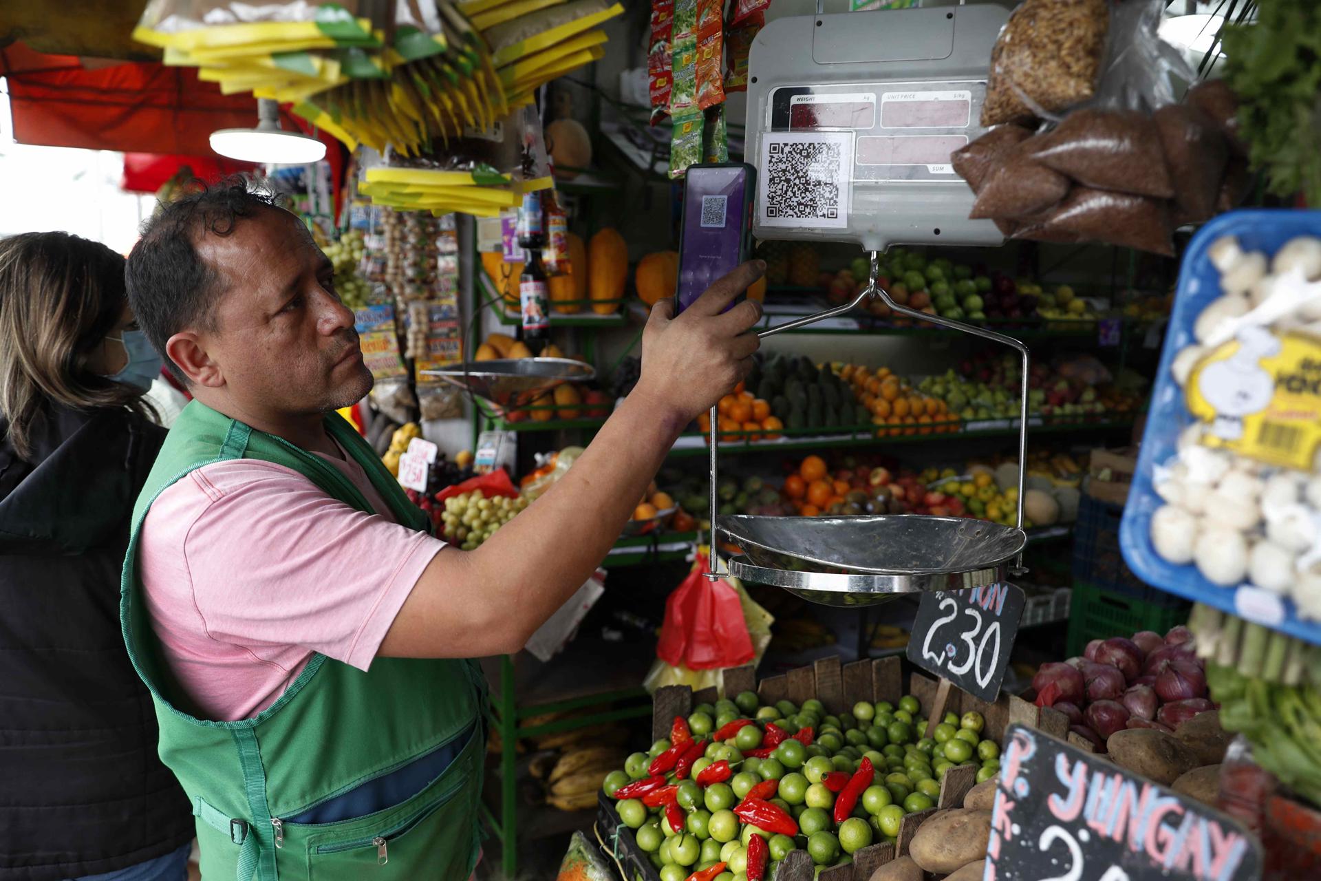 Fotografía de archivo en donde se ve un puesto de frutas y verduras en Lima (Perú). EFE/ Paolo Aguilar