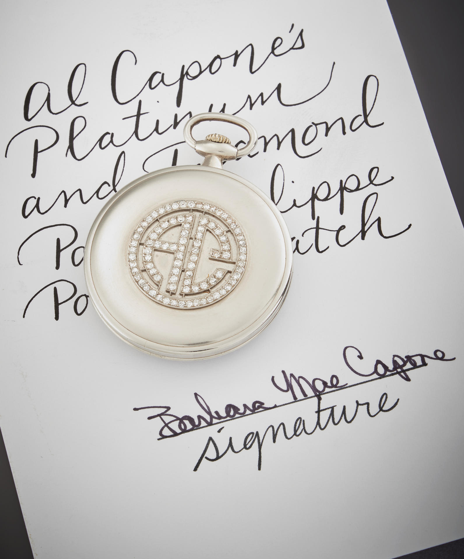 Fotografía cedida este miércoles, 21 de mayo, por la casa de subastas Sotheby's donde se muestra el reverso de un reloj marca Patek Phillipe, con las iniciales AC -formadas en diamantes- de su propietario el mafioso Al Capone, que se subastará el próximo 10 de junio en Nueva York (Estados Unidos). EFE/ Sotheby's