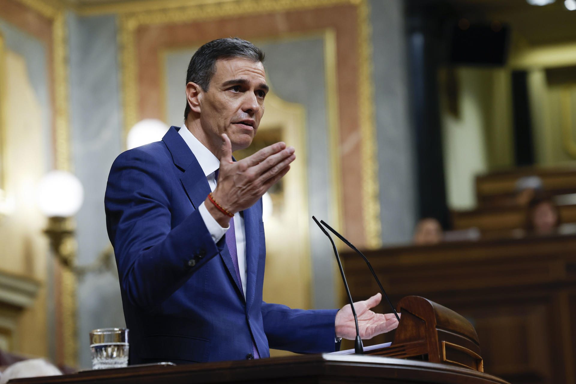 El presidente del Gobierno, Pedro Sánchez, durante su intervención en el pleno celebrado este miércoles en el Congreso y en el que Sánchez comparecido para informar del plan de defensa y del apagón masivo del 28 de abril. EFE/ J.J. Guillén