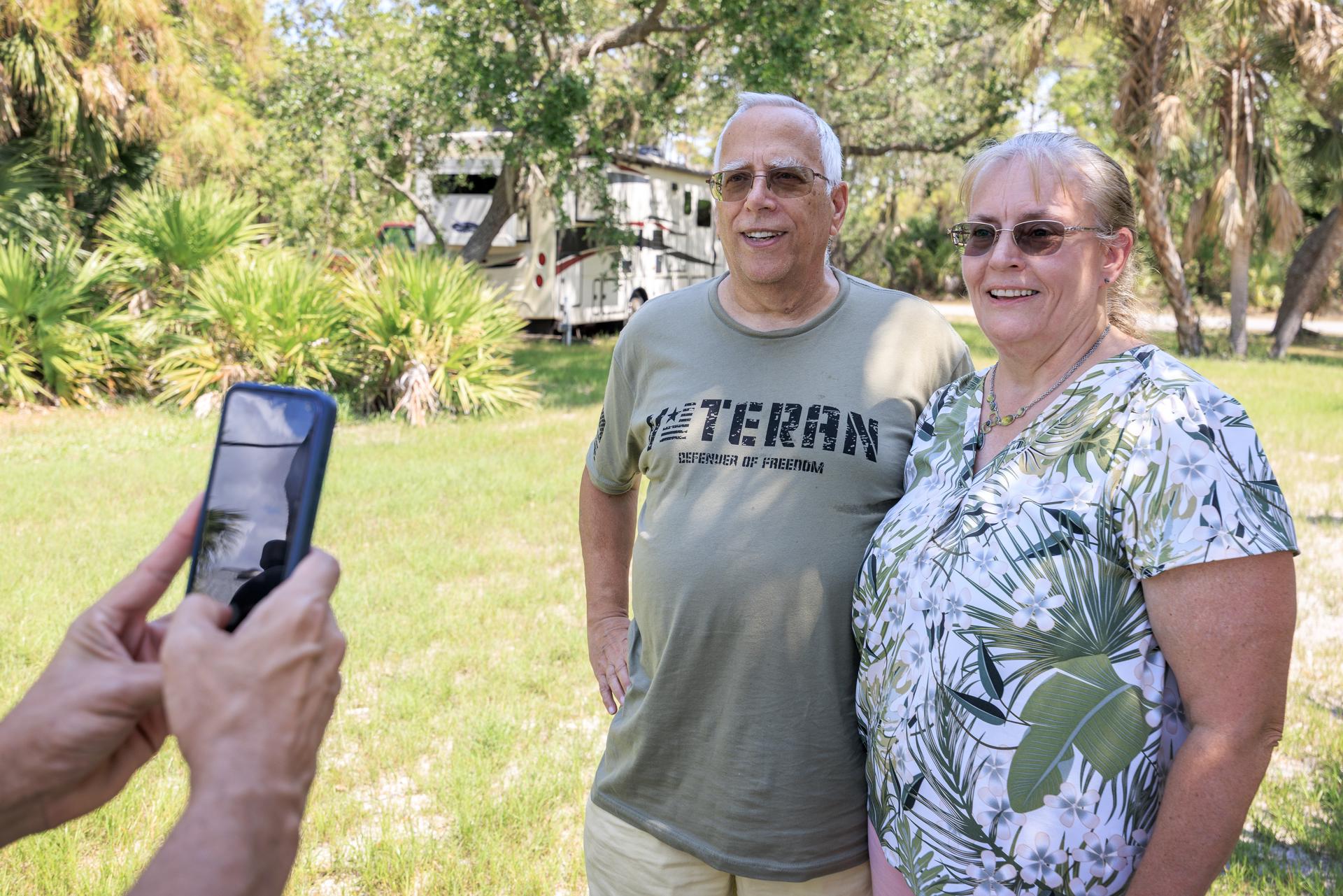 Louis Prevost (I), hermano del Papa León XIV, posa con su esposa Deborah (D) en su casa en Port Charlotte, Florida, EE.UU., este 9 de mayo de 2025. EFE/EPA/CRISTOBAL HERRERA-ULASHKEVICH
//////////
PORT CHARLOTTE (United States), 09/05/2025.- Louis Prevost (L), brother of the Pope Leo XIV, poses with his wife Deborah (R) at his home in Port Charlotte, Florida, USA, 09 May 2025. Pope Leo XIV is the first American to be elected pope. (Papa) EFE/EPA/CRISTOBAL HERRERA-ULASHKEVICH
