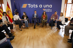 El presidente del Gobierno, Pedro Sánchez, la ministra de Ciencia y Universidades, Diana Morant (2ª i), y la delegada del Gobierno, Pilar Bernabé (d), durante la reunión mantenida este jueves en València con las tres asociaciones de víctimas de la dana del 29 de octubre para escuchar sus reivindicaciones. EFE/Biel Aliño