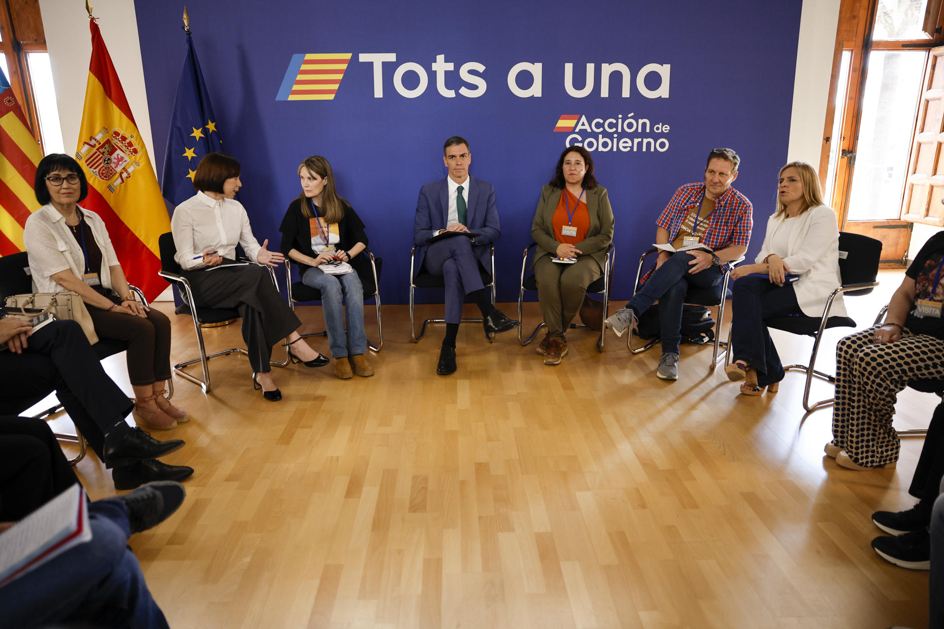 El presidente del Gobierno, Pedro Sánchez, la ministra de Ciencia y Universidades, Diana Morant (2ª i), y la delegada del Gobierno, Pilar Bernabé (d), durante la reunión mantenida este jueves en València con las tres asociaciones de víctimas de la dana del 29 de octubre para escuchar sus reivindicaciones. EFE/Biel Aliño