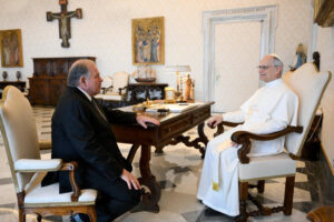 Fotografía cedida por la Cancillería de Argentina del canciller, Gerardo Werthein, durante una reunión con el papa León XIV en Ciudad del Vaticano, en Roma (Italia). EFE/ Cancillería de Argentina.
