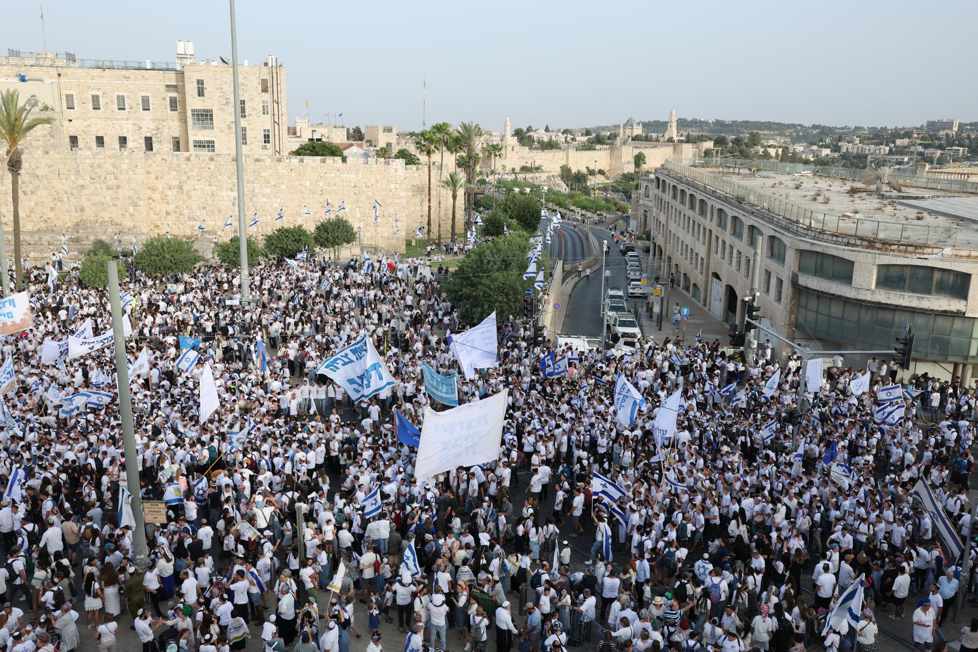 - Jóvenes israelíes bailando con banderas durante las celebraciones del 58 aniversario del Día de Jerusalén y la 'Marcha de las Banderas' cerca de la Ciudad Vieja de Jerusalén, 26 de mayo de 2025. La 'Marcha de las Banderas' israelí anual en el Día de Jerusalén conmemora el establecimiento del control israelí sobre la Ciudad Vieja de Jerusalén después de la guerra de los seis días en 1967. (Jerusalén) EFE/EPA/ABIR SULTAN EPA