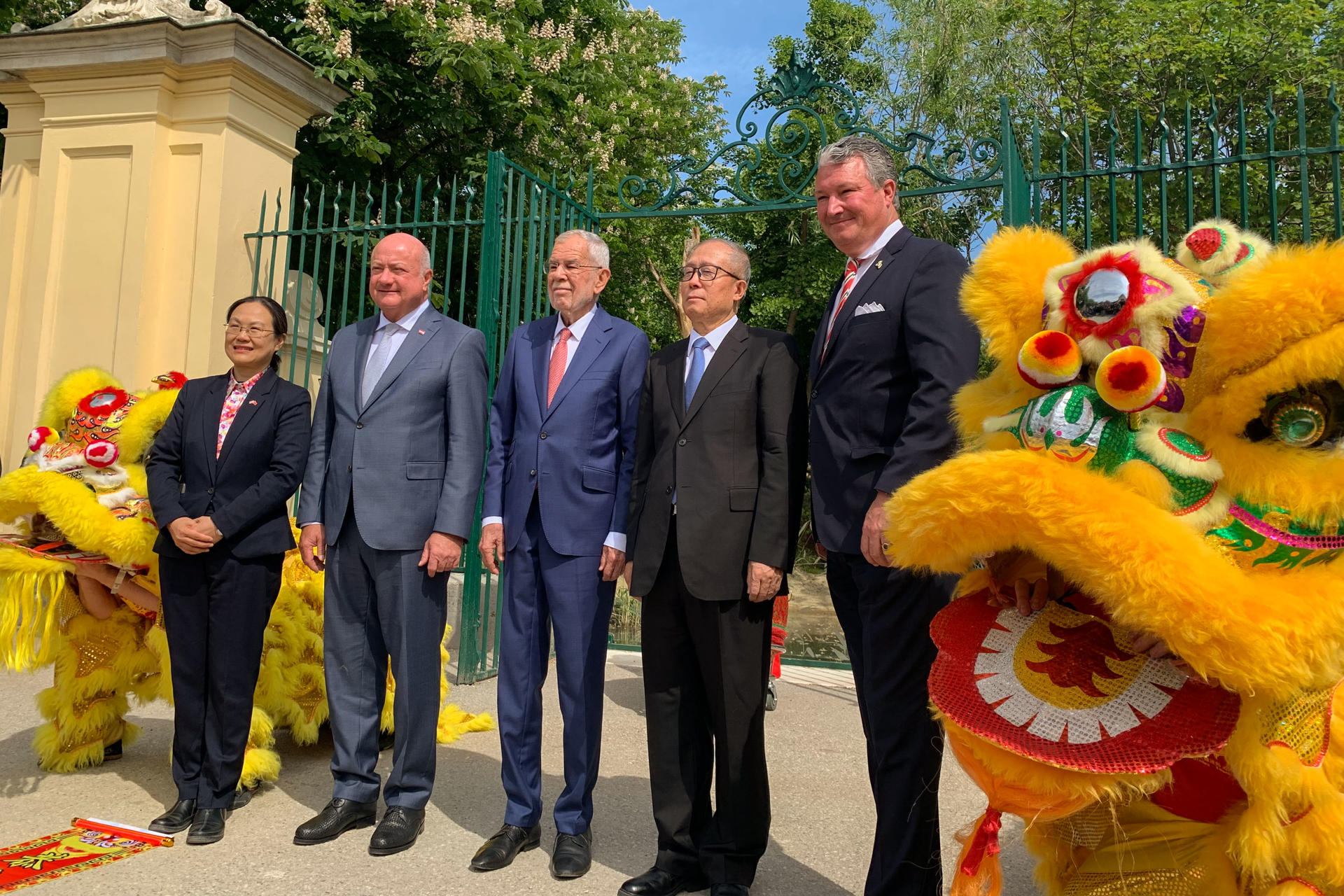 El zoológico Schönbrunn de Viena celebró este miércoles, en presencia de la cúpula del Estado y de Gobierno de Austria y de un alto representante chino, la llegada de dos pandas gigantes procedentes de China, que vivirán en estas instalaciones durante los próximos diez años. EFE/ Olatz Castrillo