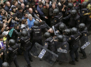 Imagen del 1 de octubre de 2017 en la que agentes antidisturbios de la Policía Nacional forman un cordón de seguridad frente a un colegio electoral de Barcelona para impedir el referéndum del 1-O, suspendido por el Tribunal Constitucional (TC). EFE/Alberto Estévez