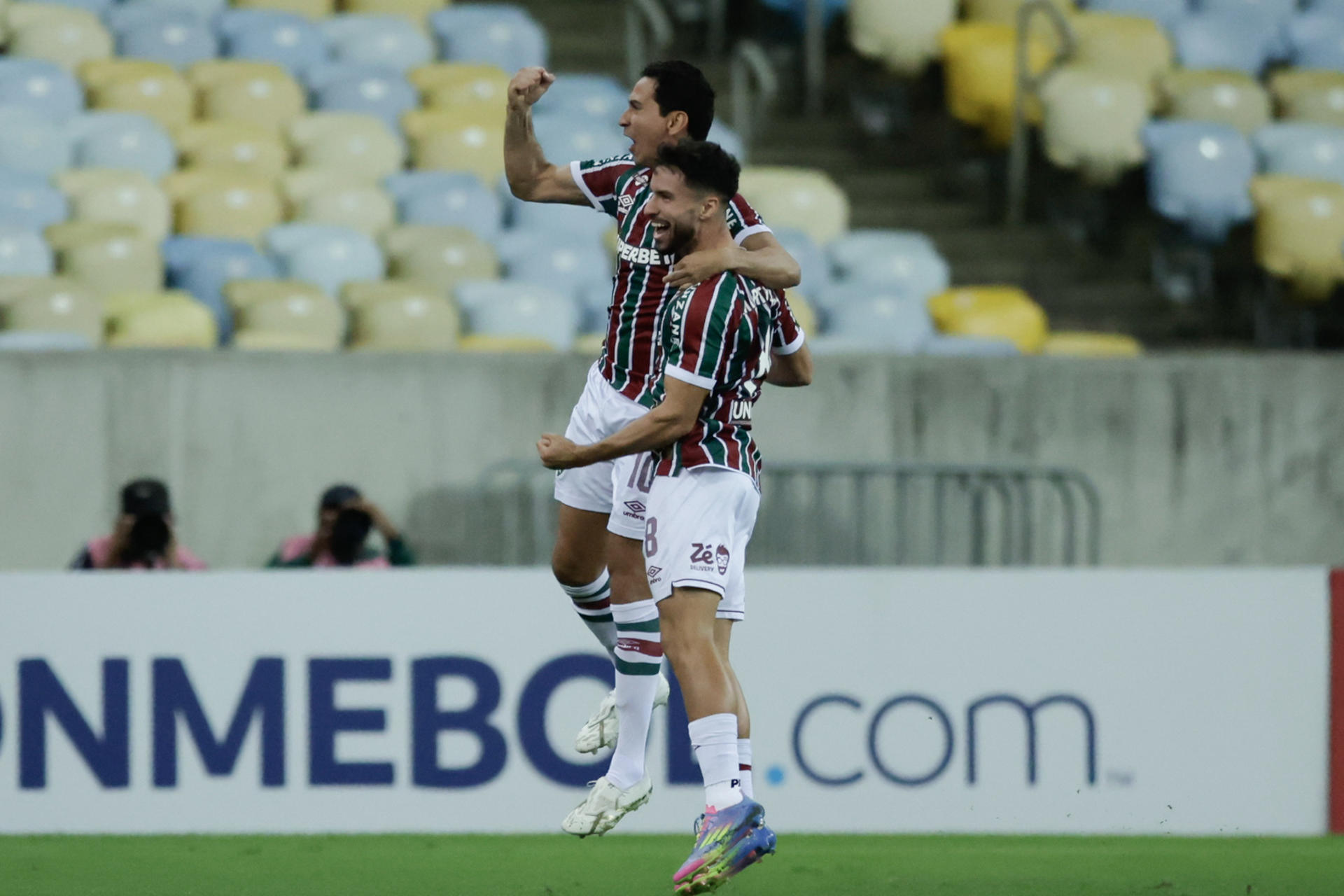 Paulo Chagas (i) y Matheus Lima de Fluminense celebran un gol ante Once Caldas, en el Estadio Maracaná de Río de Janeiro (Brasil). EFE/Andre Coelho