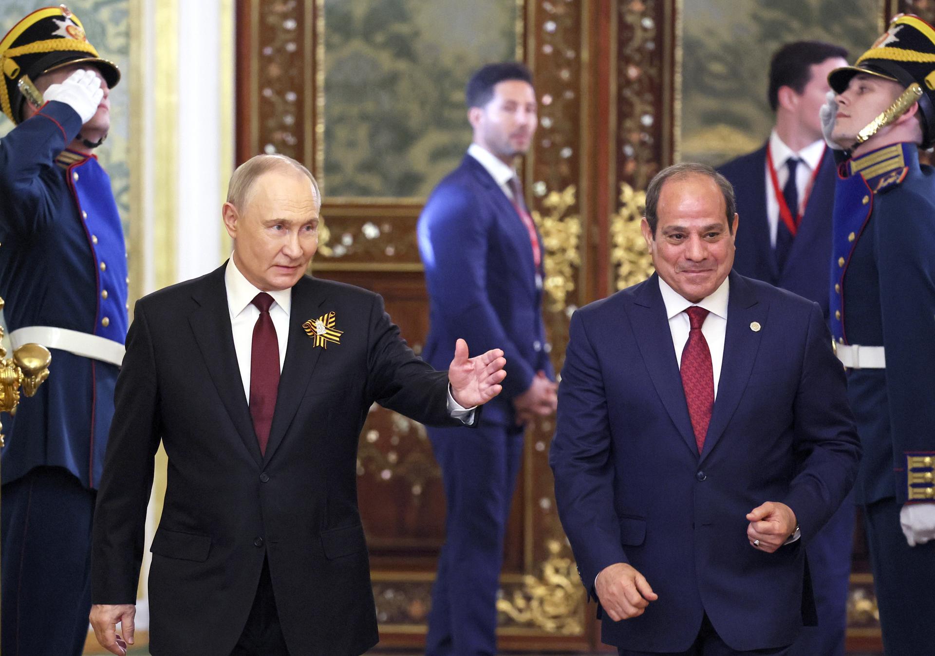 El presidente ruso Vladímir Putin (I) da la bienvenida al presidente egipcio Abdelfatah al-Sisi (D) durante su encuentro en el Kremlin en el Día de la Victoria, en Moscú, Rusia, 09 de mayo de 2025. Rusia conmemora el 80 aniversario de la victoria en la Segunda Guerra Mundial sobre la Alemania nazi y sus aliados. (Egipto, Alemania, Rusia, Moscú) EFE/EPA/YURI KOCHETKOV / POOL