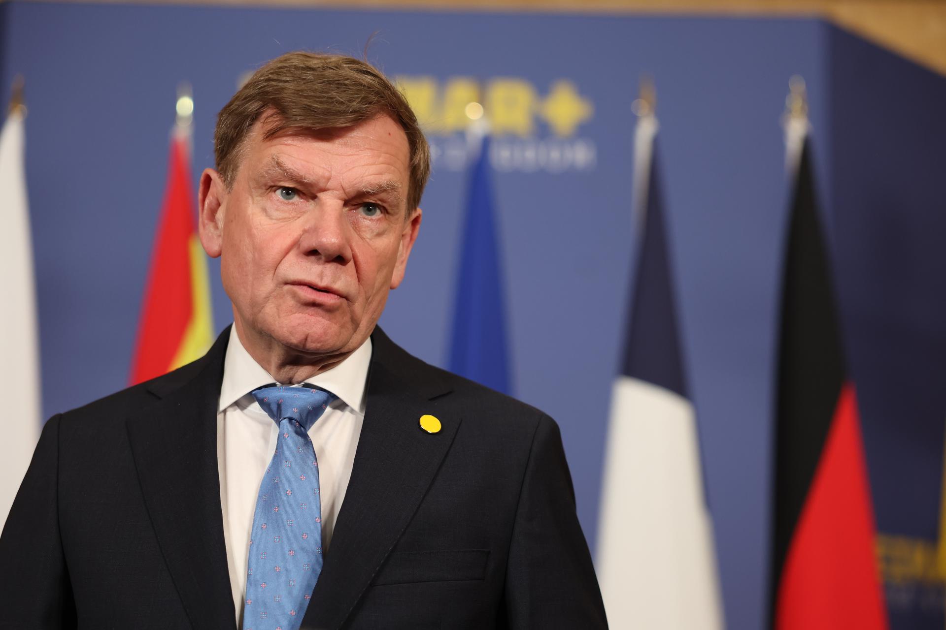 El ministro de Asuntos Exteriores alemán, Johann Wadephul, habla con los medios de comunicación antes de la reunión del llamado grupo Weimar+ sobre Ucrania en Lancaster House, Londres, el 12 de mayo de 2025. EFE/EPA/NEIL HALL/POOL