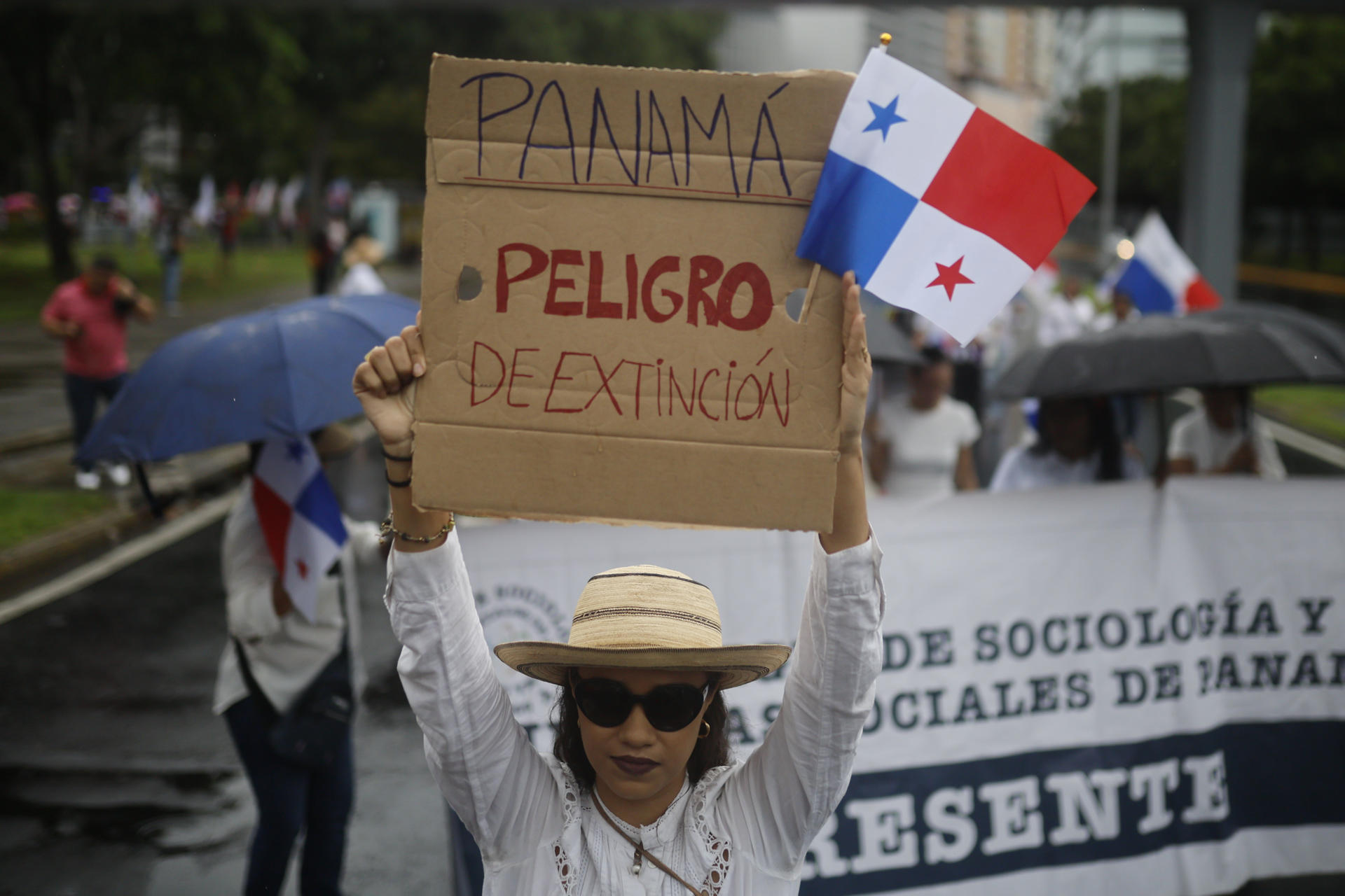 Una mujer sostiene un cartel durante una manifestación este domingo, en Ciudad de Panamá (Panamá). Feministas panameñas marchan por la soberanía, la justicia social, los derechos humanos y la paz. EFE/ Bienvenido Velasco