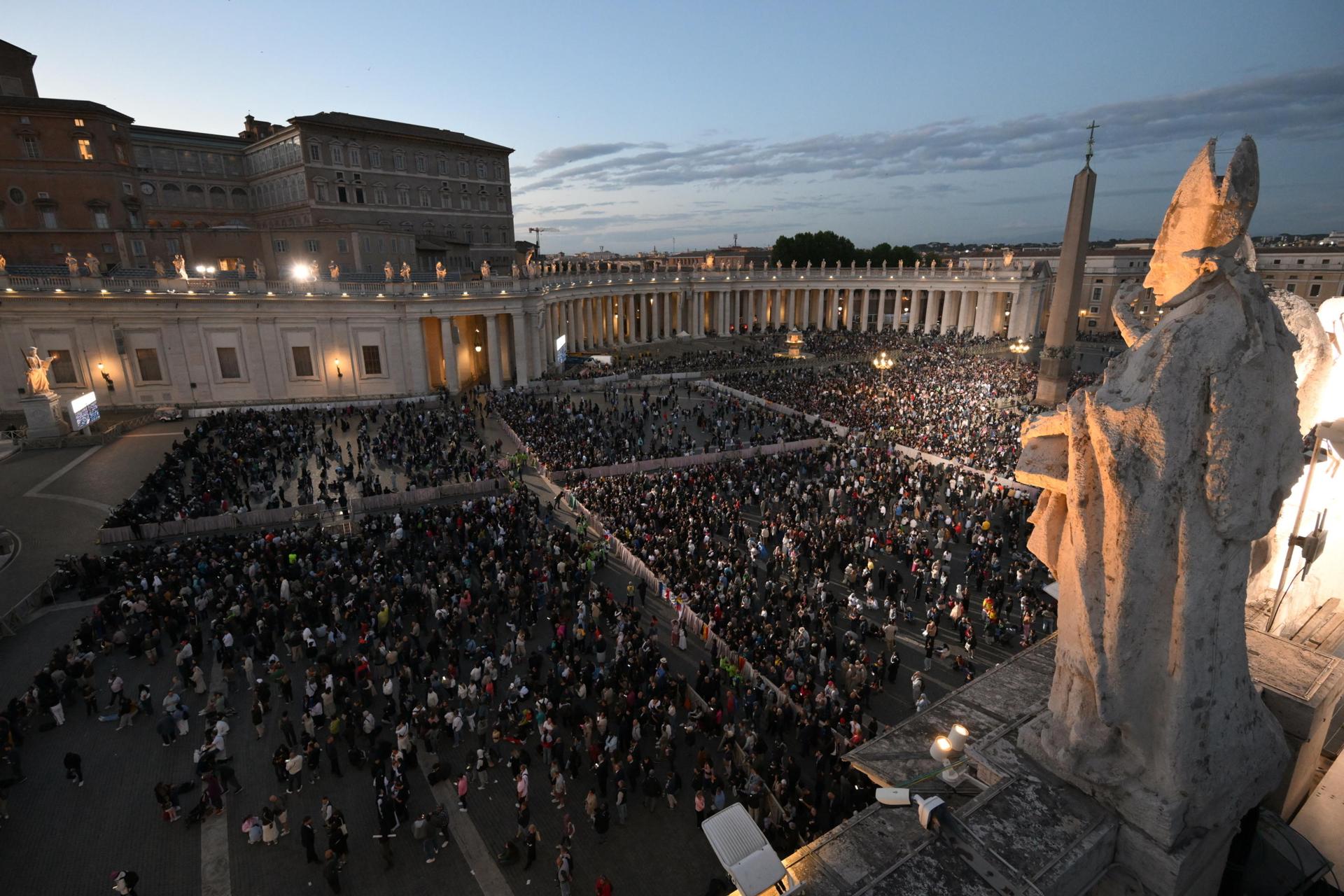 Gente se reúne en la Plaza de San Pedro en el primer día del cónclave para elegir al próximo papa, Ciudad del Vaticano, 07 de mayo de 2025. (Papa) EFE/EPA/ALESSANDRO DI MEO  ```