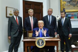 Imagen de archivo del presidente de Estados Unidos, Donald Trump (c). EFE/EPA/CHRIS KLEPONIS / POOL