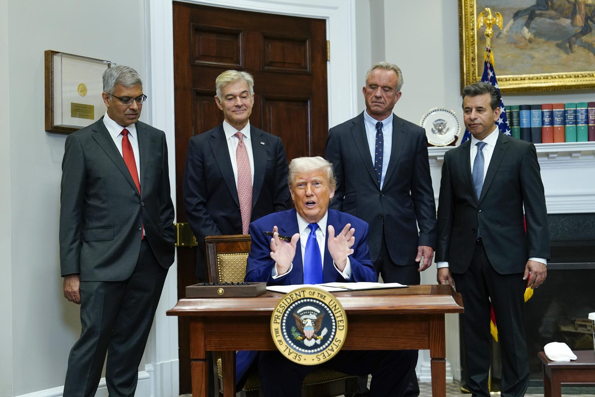 Imagen de archivo del presidente de Estados Unidos, Donald Trump (c). EFE/EPA/CHRIS KLEPONIS / POOL