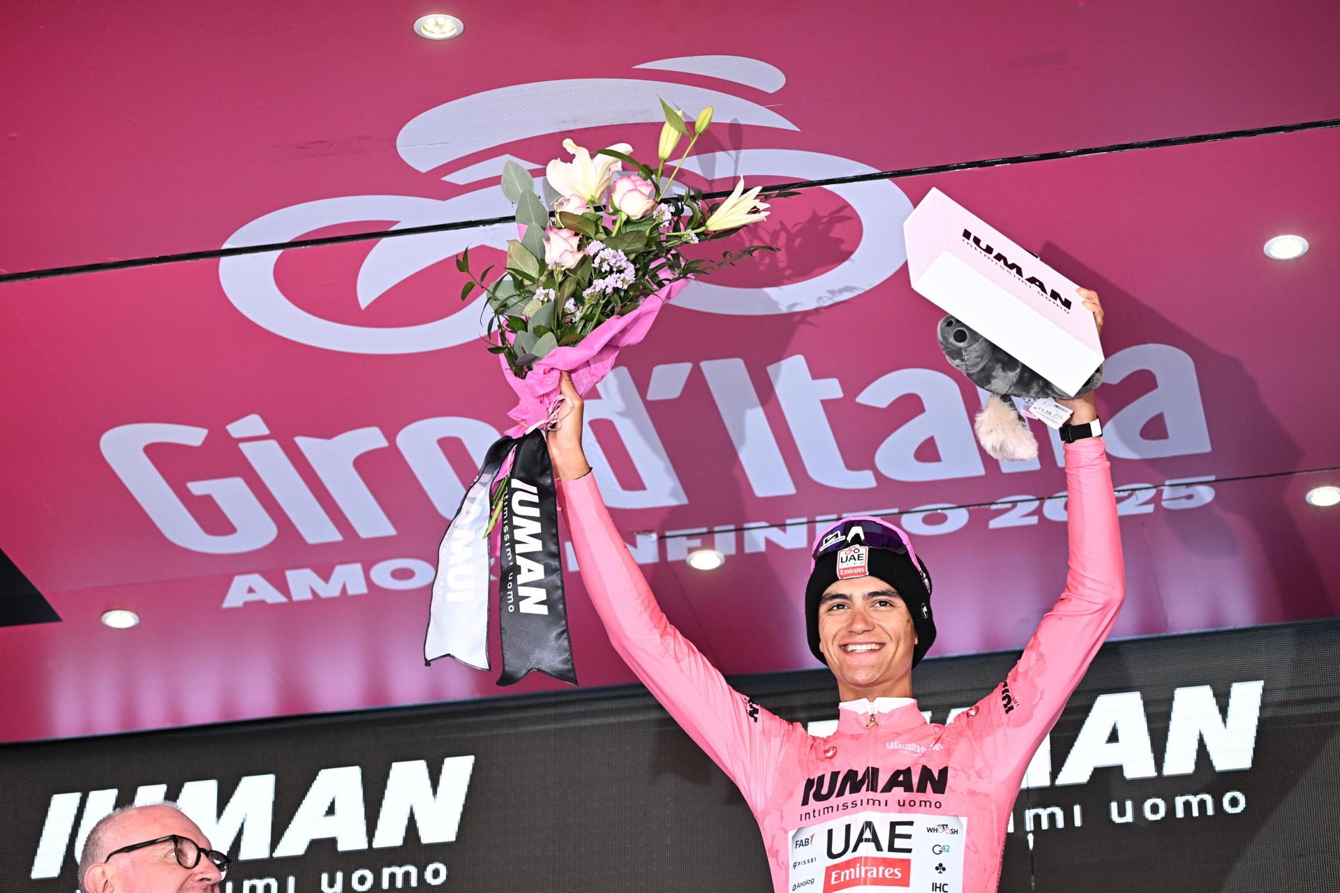 El corredor mexicano del UAE Team Emirates Isaac del Toro (D) en el podiio tras su llegada a la meta en segundo lugar durante la etapa de este viernes en el Giro de Italia, de 166 km entre Biella y Champoluc EFE/EPA/LUCA ZENNARO