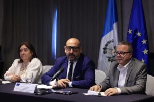 Jordi Cañas (c), jefe de la misión de seguimiento electoral de la Unión Europea, y los expertos Idoia Aranceta (i) y Alexander Gray, participan en una rueda de prensa este viernes en Ciudad de Guatemala (Guatemala). EFE/ Stringer