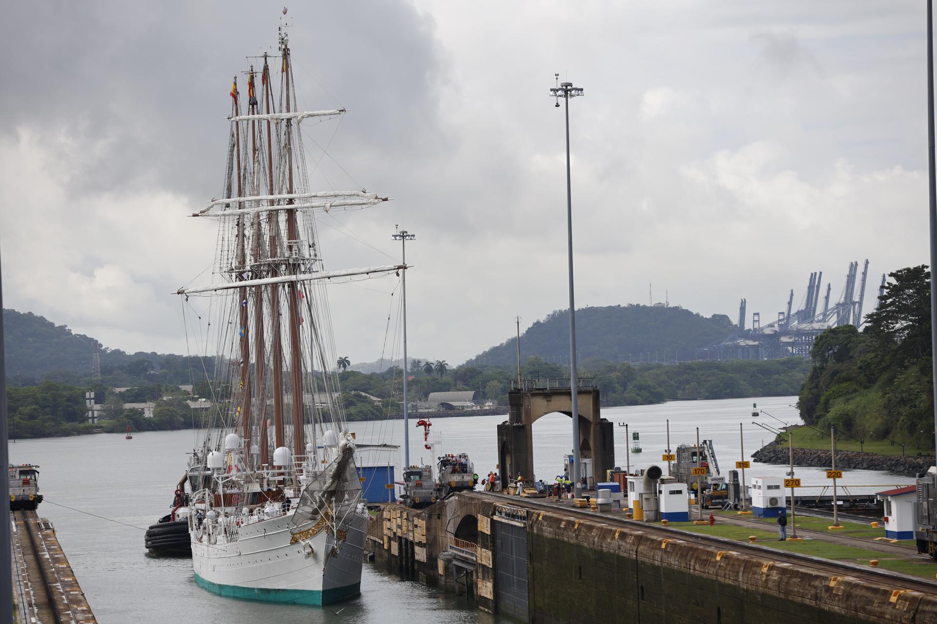 El buque escuela de la Armada española Juan Sebastián de Elcano, en el que se forma la princesa de Asturias, Leonor de Borbón, heredera de la corona española, cruza este martes el Canal de Panamá para continuar su travesía. EFE/ Bienvenido Velasco