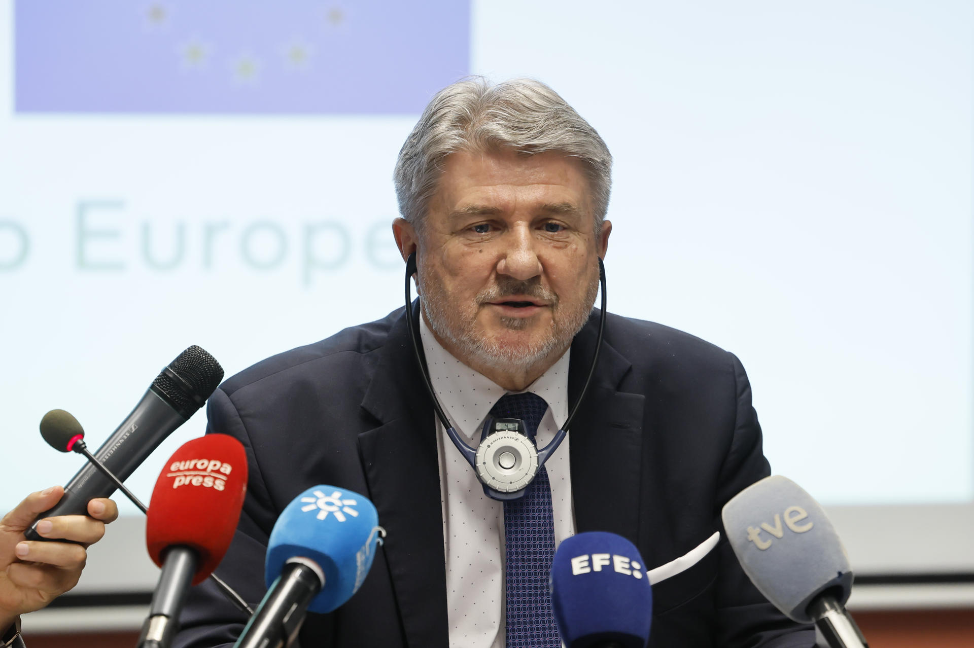 El presidente de la delegación del Parlamento Europeo, el europarlamentario polaco Bogdan Rzonca, urante la rueda de prensa ofrecida este miércoles en Sevilla, tras tres días de visita a Andalucía para evaluar la situación de las fuerzas de seguridad en su lucha contra el narcotráfico. EFE/José Manuel Vidal